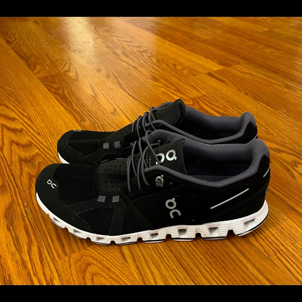 Women’s On cloud size 9